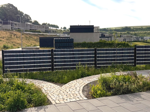 Sunbooster PV Zaun Stromgewinnung mit Photovoltaikbändern an bestehendem Gartenzaun